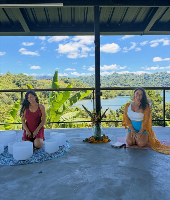 🌸 FloreSiendo en Mayo 🌸

Qué día tan bello compartimos juntxs en el domingo de florecer de Mayo ✨

Yoga, sound healing, meditación, pintura, journaling, comunidad, comida rica y tantos momentos de paz, conexión y presencia 💛🌿

Salí con el corazón lleno y una sensación de calma que todavía me acompaña 🥰

Gracias @cuerpazoconastrid y @janairi_rosado por co-crear este espacio mágico conmigo ✨

Y por suerte, tengo un montón de capturas hermosas para recordarlo gracias a mi fotógrafo favorito 😏📸💛 Gracias, mi amor 🙏🏽

Estos encuentros siempre me recuerdan lo poderoso que es regalarnos tiempo para pausar, respirar y simplemente ser.

¿Te gustaría vivirlo también? 🦋

El próximo Domingo de Florecer es el 5 de julio y será MUY especial porque estaremos celebrando nuestro primer aniversario 🎉🏹✨

Ven a celebrar y florecer con nosotrxs. 💛🌿