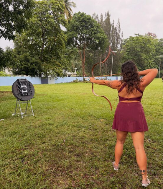 Vi que había un círculo de arco en Puerto Rico y tuve que check it out 🏹✨ especialmente porque quería traer esta experiencia a Domingos de Florecer.

Me encanta todo lo que nos conecta con nuestras raíces, nuestros ancestros, la historia que vive detrás de nosotros… y más que todo, despertar ese guerrero interior 🔥

He hecho arquería varias veces y siempre salgo con esa sensación de poder, enfoque y conexión… ¡y esta vez fue igual! Aunque llovió estuvo espectacular 🌧️🏹 más vibe de guerreras todavía! 

El equipo fue súper supportive y todas las jevas que llegaron fueron increíbles — unas mujeres poderosas 💪🏽✨

Ahora… pregunta seria 👀😂 si, solo llegaron mujeres! ¿Dónde están los hombres? ¿No les gusta la arquería o qué? lol 🏹

Este domingo 5 de julio lo hacemos otra vez en @terrunoazulverdoso en Toa Alta 🌿✨

Ven a conectar, moverte, explorar y despertar ese guerrero que vive dentro de ti 🔥🏹

Let’s wake up that warrior within ✨ l!nk in bio 🔗 

(Second video shows how excited this makes me 🤩)