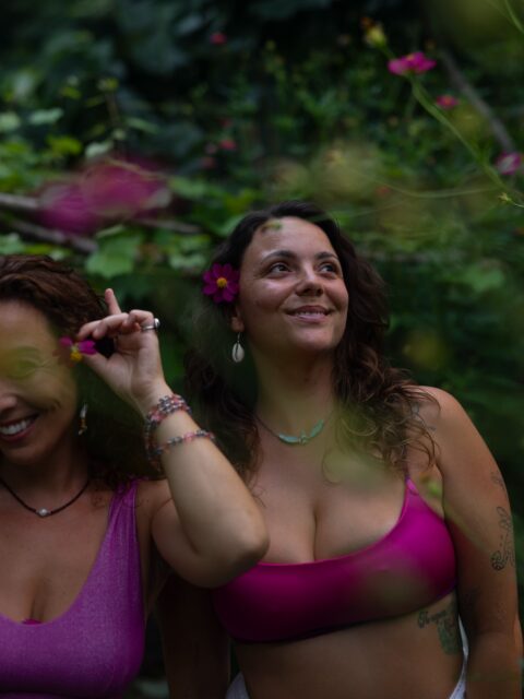 Once upon a time, two mermaid fairies wandered into a wild jungle garden… 🧜🏼♀️🧚🏼♀️🌸🇵🇦
A little reminder to add more whimsy to your life. 💫
Follow the flowers. Wear the pink. Feel the rain. Don’t rush. Make ordinary days feel a little more magical. 💗
📸 @leyghslens
